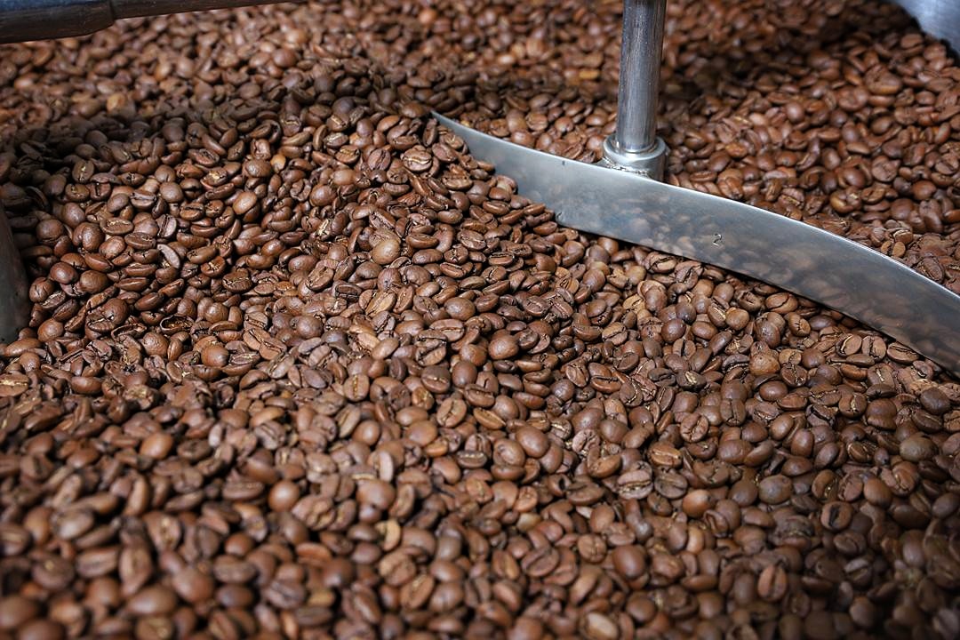 Preparazione del caffè al banco di una caffetteria: immagine illustrativa generata